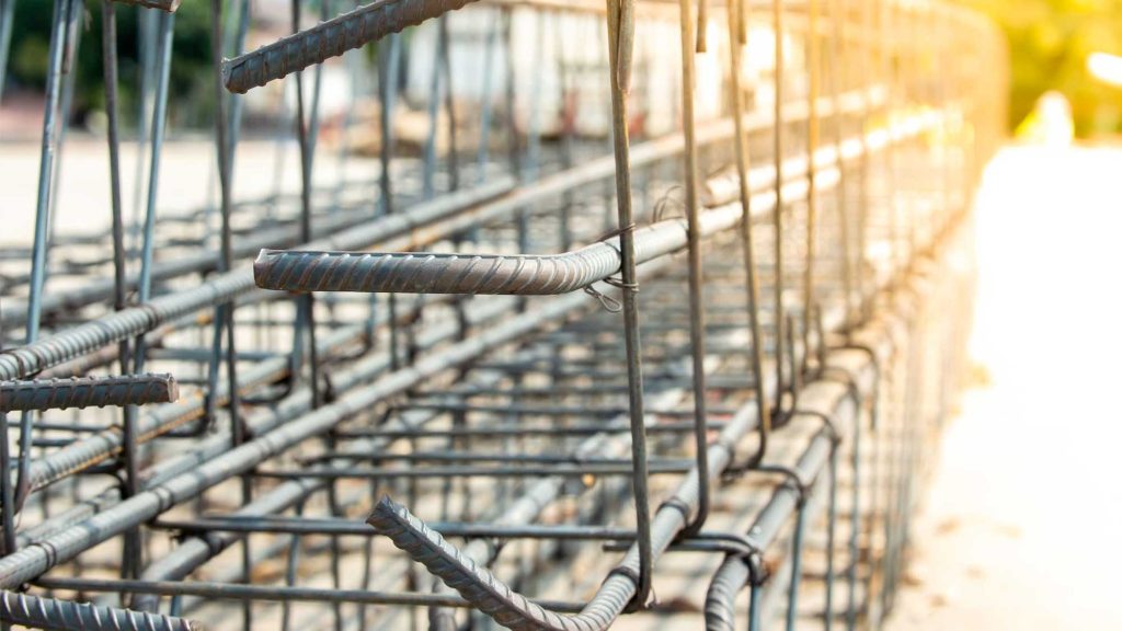 Stahlmatten als Korb auf Baustelle von Sonne angeschienen